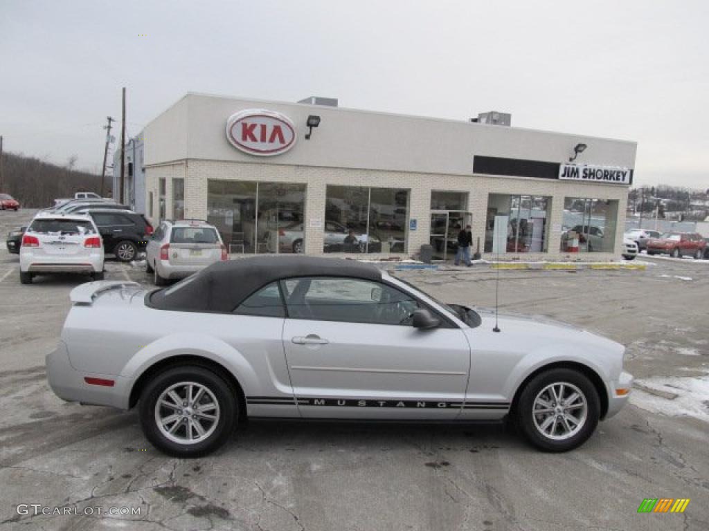 2005 Mustang V6 Premium Convertible - Satin Silver Metallic / Dark Charcoal photo #2