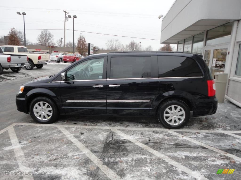 2011 Town & Country Touring - L - Blackberry Pearl / Black/Light Graystone photo #5