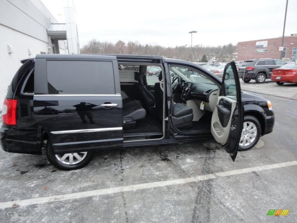 2011 Town & Country Touring - L - Blackberry Pearl / Black/Light Graystone photo #14