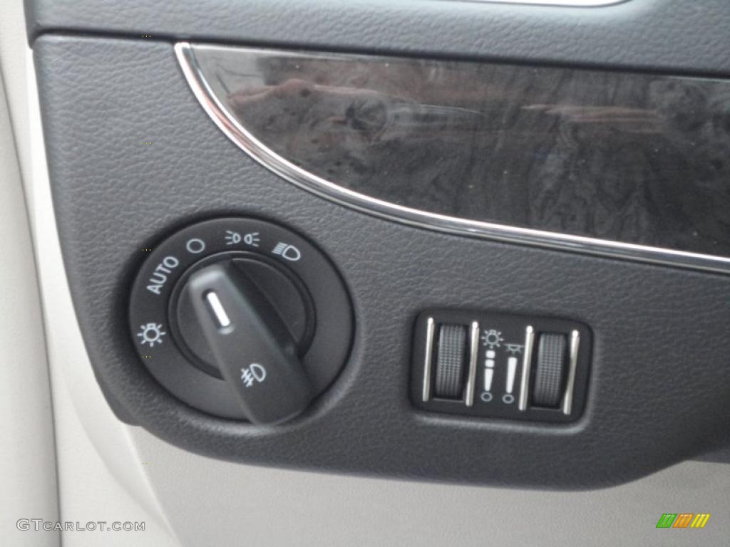 2011 Chrysler Town & Country Touring - L Controls Photo #41582043