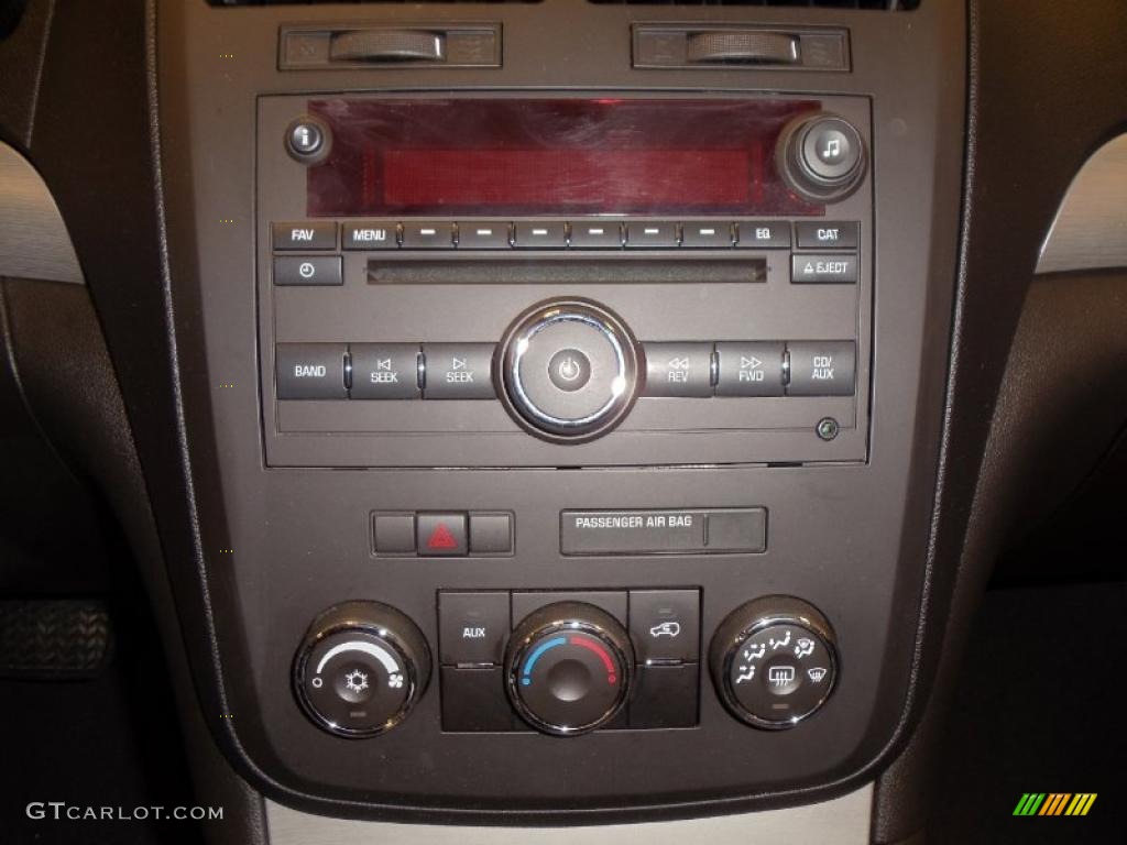 2007 Saturn Outlook XE AWD Controls Photo #41595475