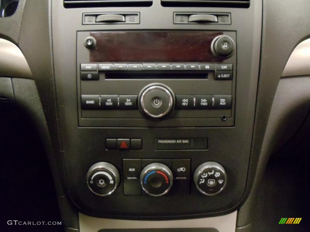 2007 Saturn Outlook XE AWD Controls Photo #41595491