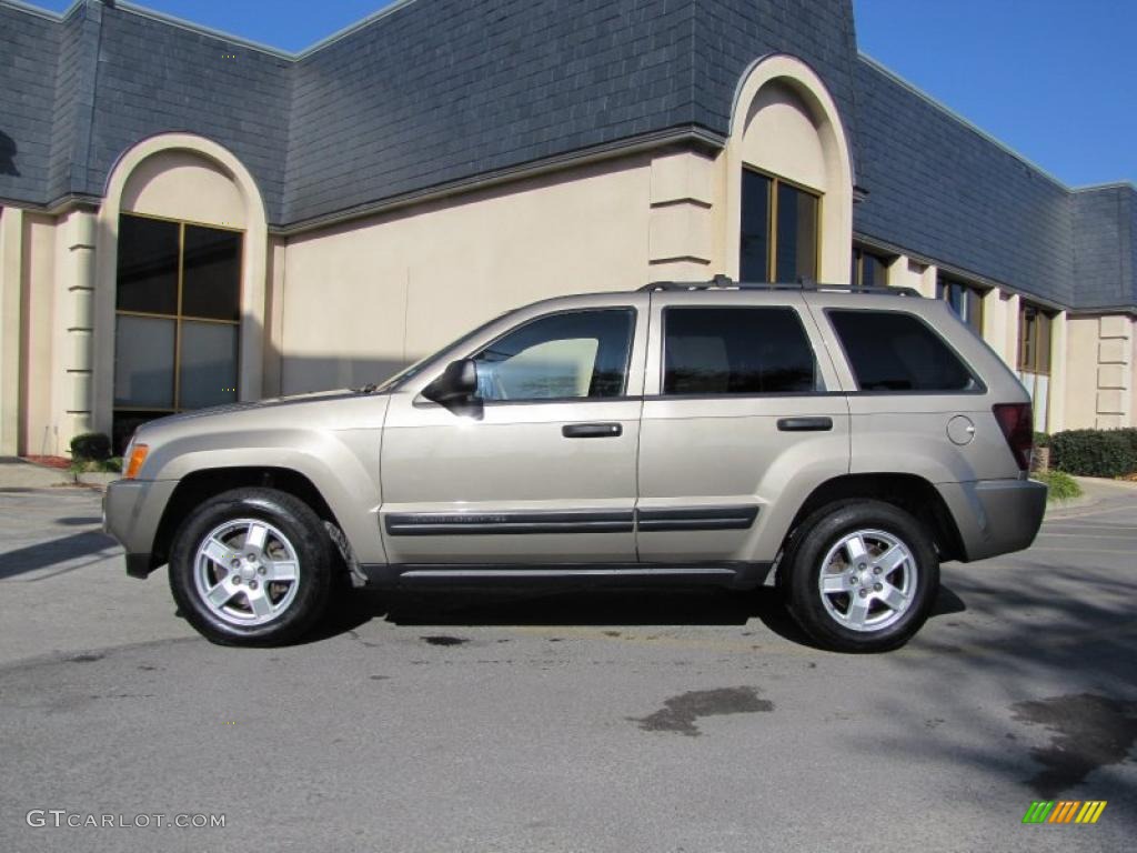 2005 Grand Cherokee Laredo - Light Khaki Metallic / Khaki photo #4