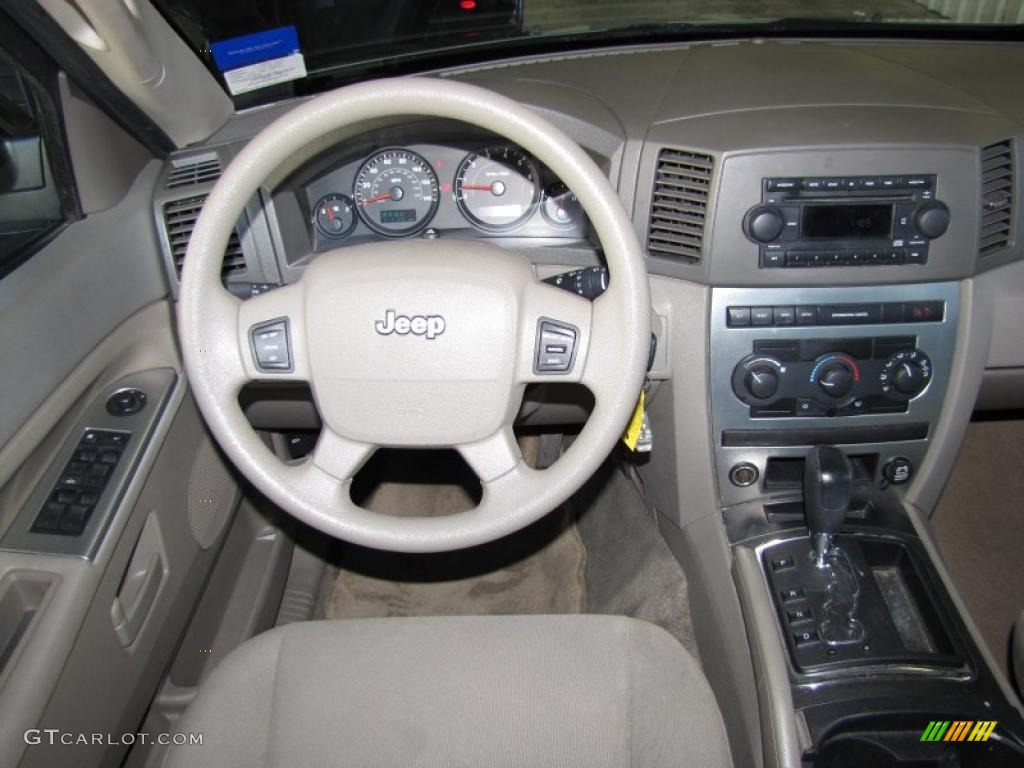 2005 Grand Cherokee Laredo - Light Khaki Metallic / Khaki photo #14