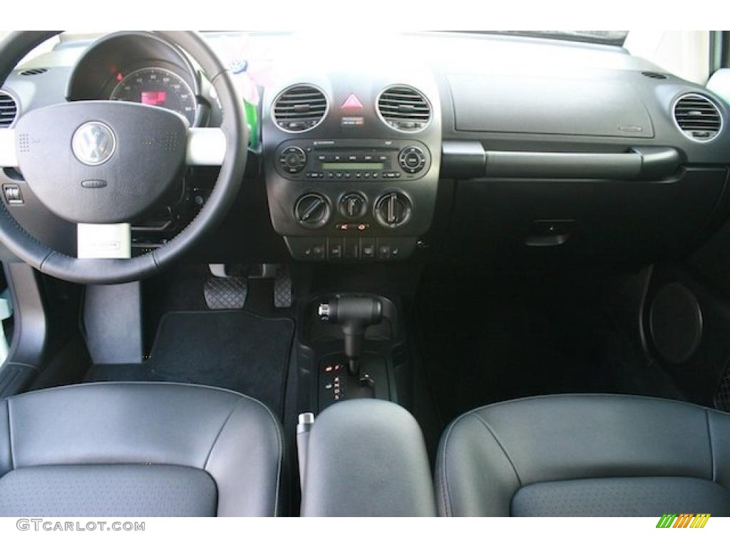 2010 Volkswagen New Beetle Final Edition Coupe Black Dashboard Photo #41616460