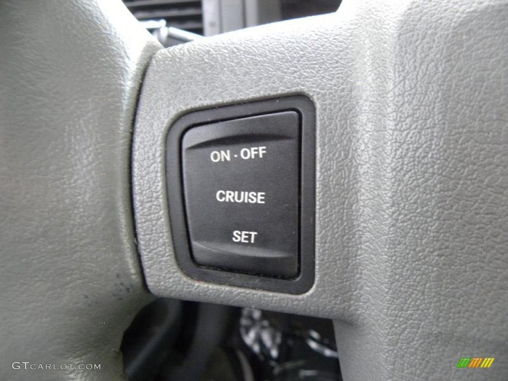 2005 Jeep Grand Cherokee Limited Controls Photo #41624810