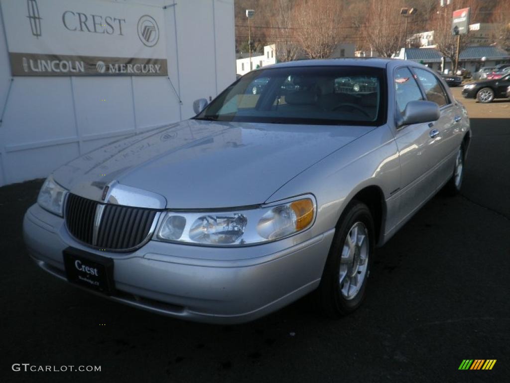 Silver Frost Metallic Lincoln Town Car
