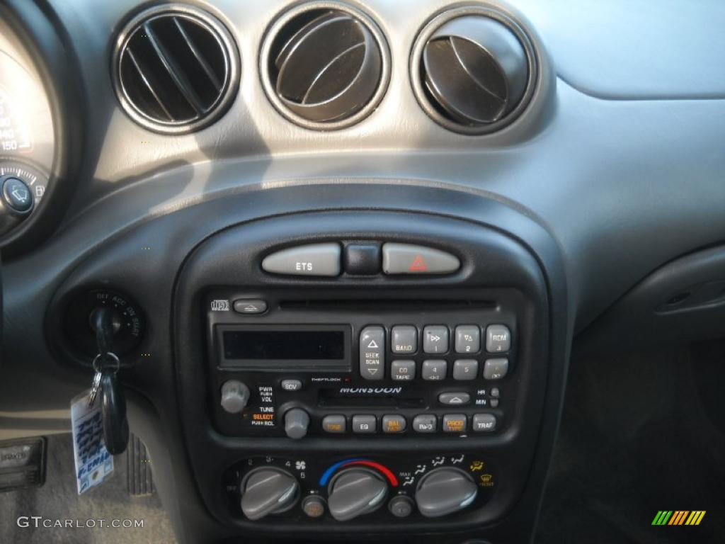 2002 Pontiac Grand Am GT Coupe Controls Photo #41658887