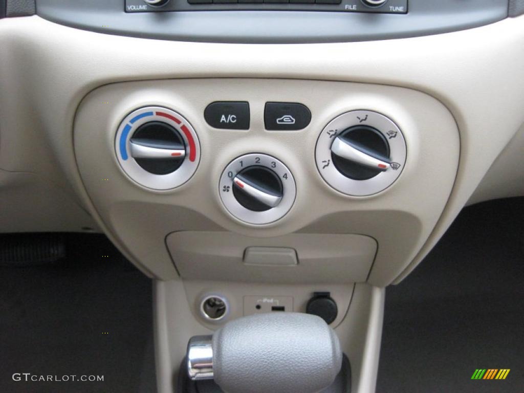 2011 Hyundai Accent GLS 4 Door Controls Photo #41665015