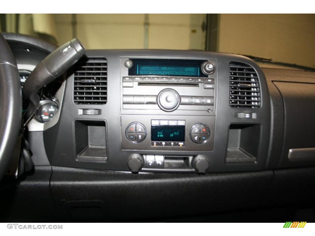 2007 Chevrolet Silverado 1500 LT Extended Cab Controls Photo #41671068