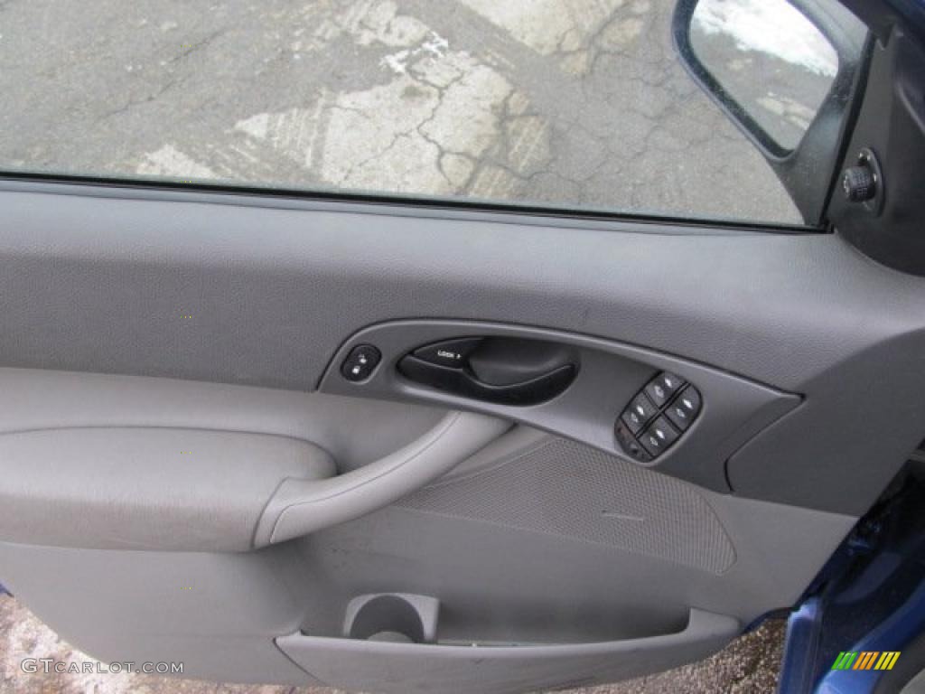 2005 Focus ZX4 SE Sedan - French Blue Metallic / Dark Flint/Light Flint photo #9