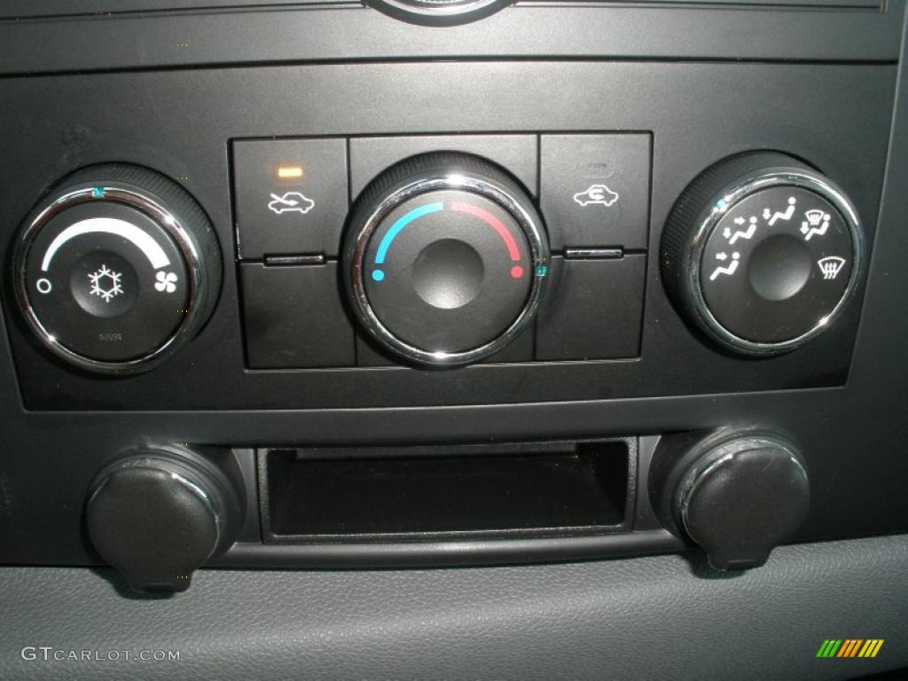 2007 Chevrolet Silverado 2500HD LT Crew Cab 4x4 Controls Photo #41685225