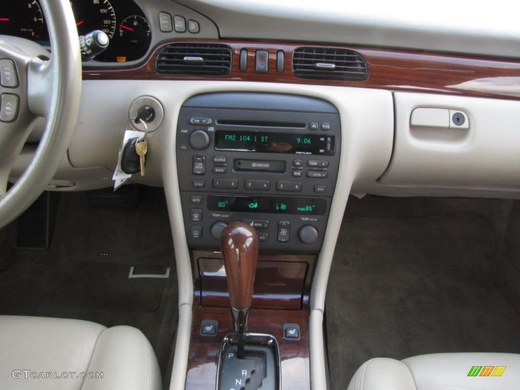 2003 Cadillac Seville SLS Controls Photo #41690569
