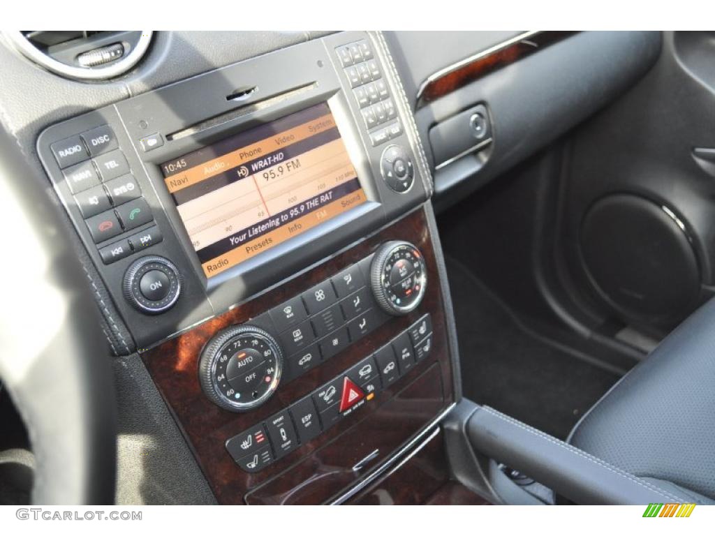 2010 Mercedes-Benz GL 550 4Matic Controls Photo #41718182