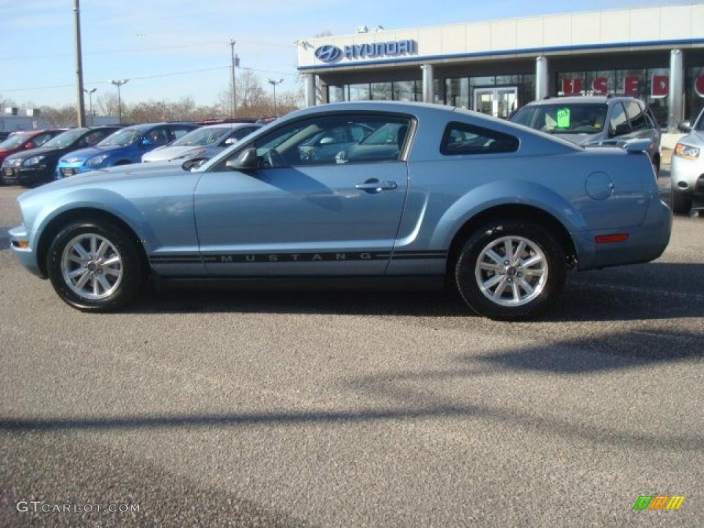 2006 Mustang V6 Deluxe Coupe - Windveil Blue Metallic / Dark Charcoal photo #3