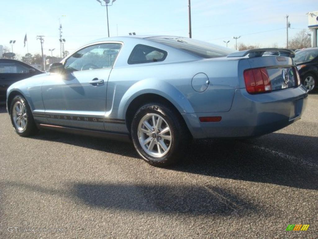 2006 Mustang V6 Deluxe Coupe - Windveil Blue Metallic / Dark Charcoal photo #4