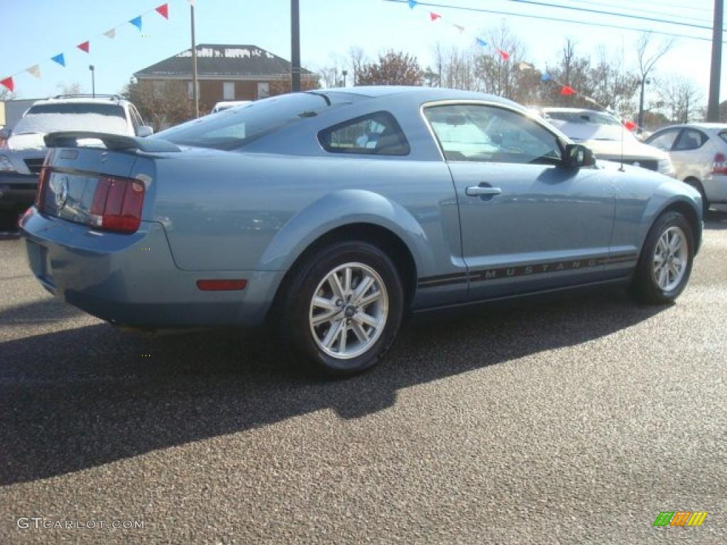 2006 Mustang V6 Deluxe Coupe - Windveil Blue Metallic / Dark Charcoal photo #5
