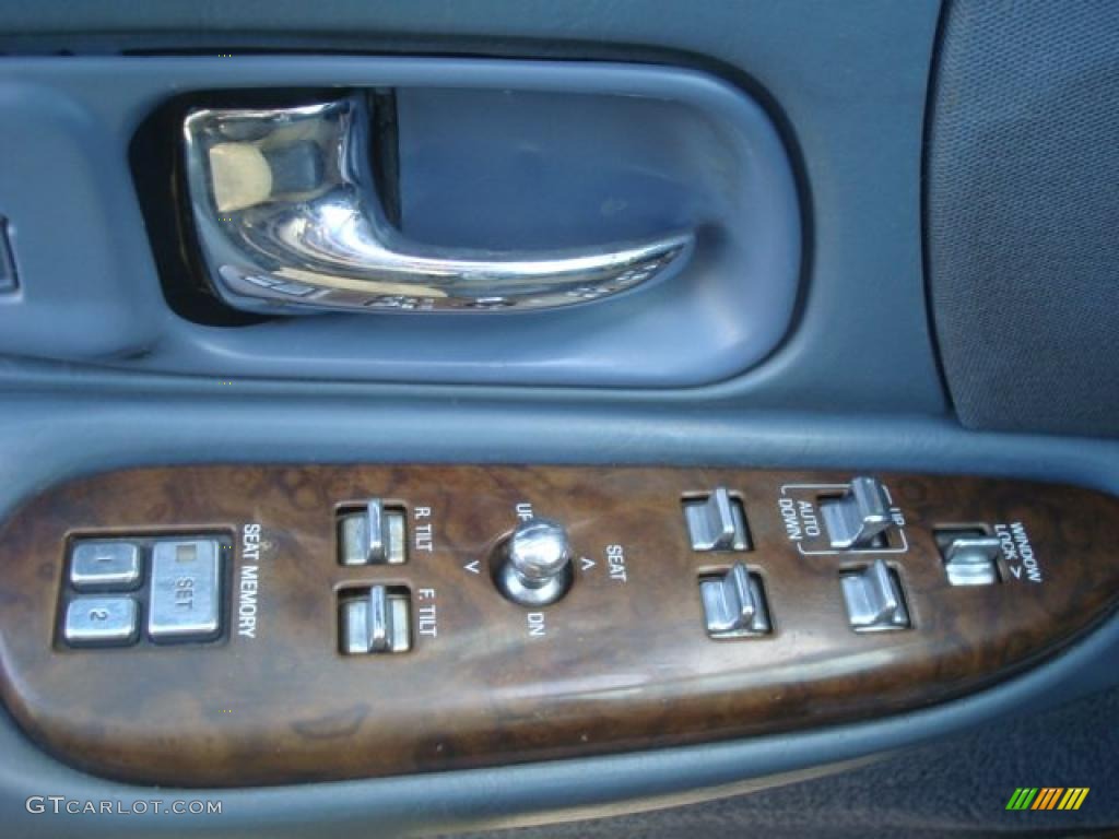 1997 Lincoln Town Car Signature Controls Photo #41733346
