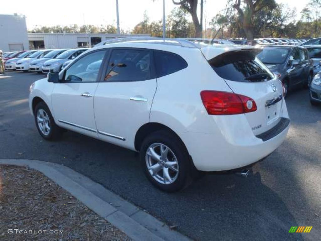 2011 Rogue SV - Pearl White / Gray photo #3