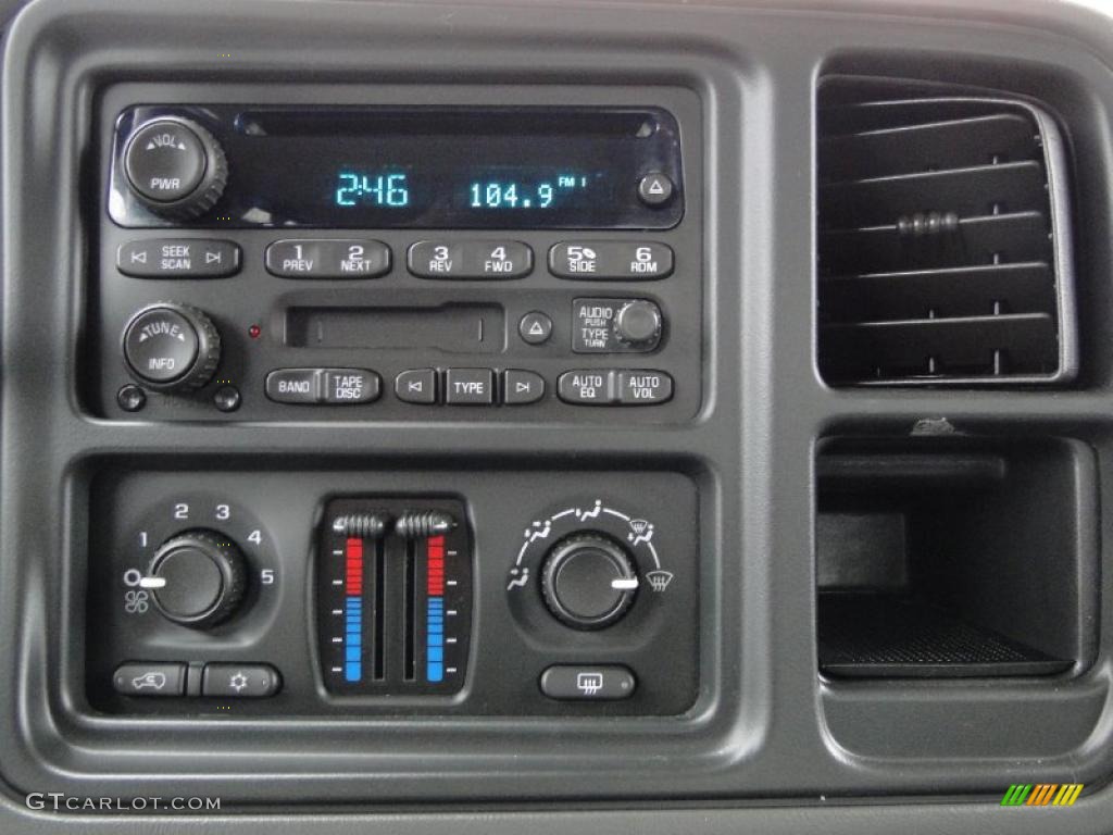 2007 GMC Sierra 1500 Classic SLE Crew Cab Controls Photo #41759513