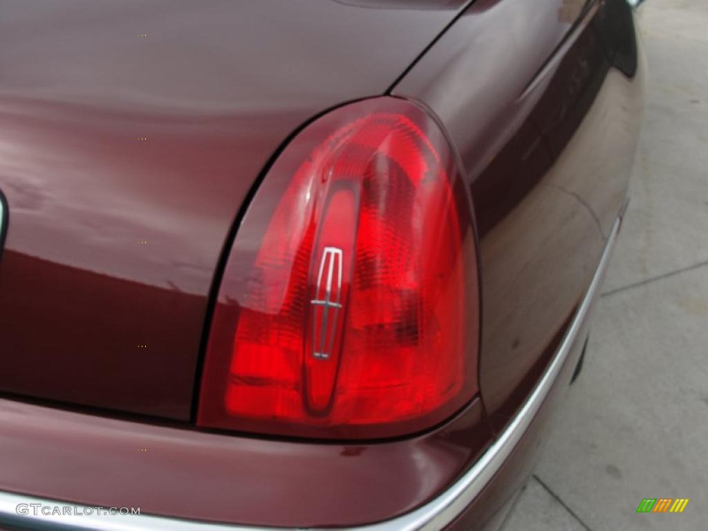 2001 Town Car Signature - Autumn Red Metallic / Light Parchment photo #18