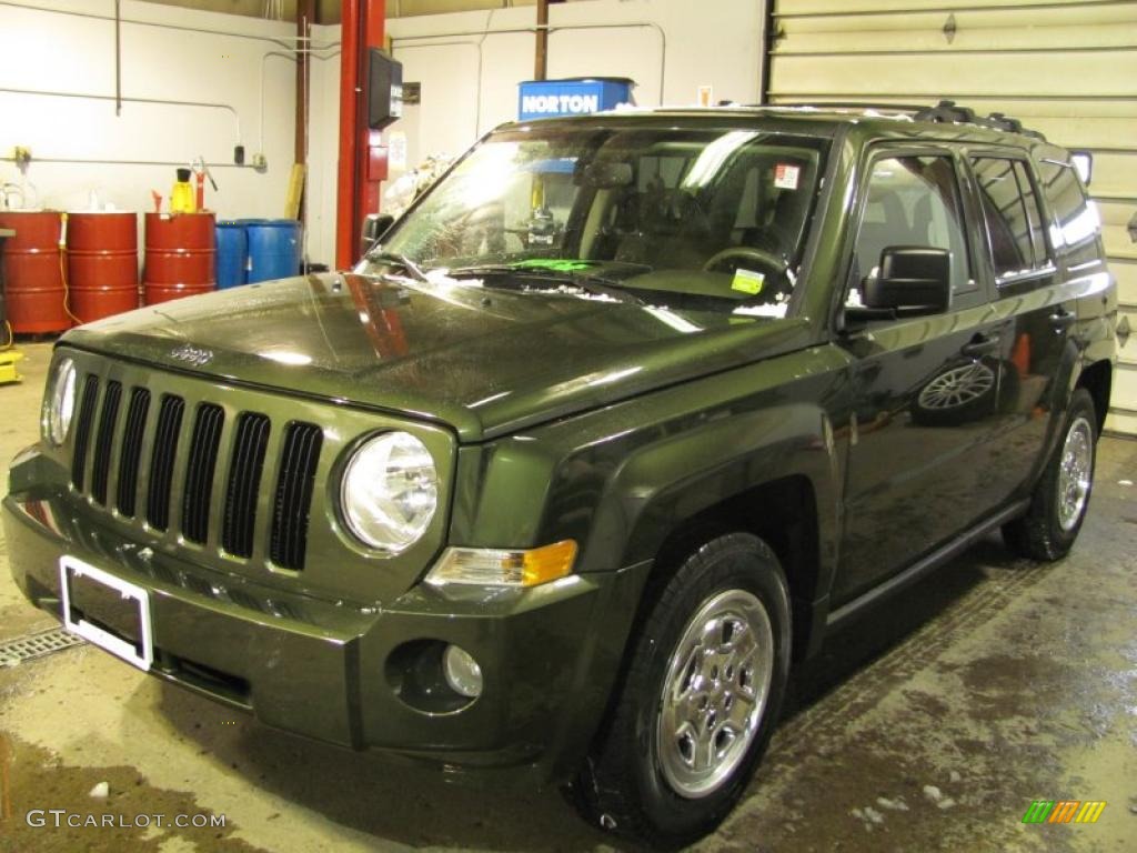 2007 Patriot Sport 4x4 - Jeep Green Metallic / Pastel Pebble Beige photo #1