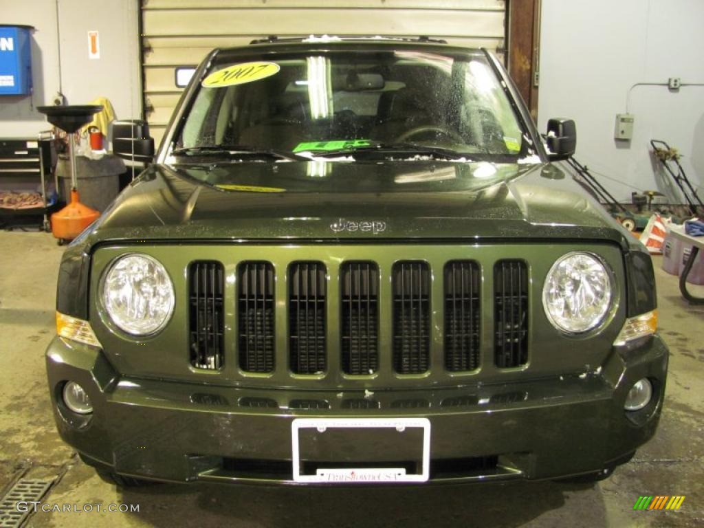 2007 Patriot Sport 4x4 - Jeep Green Metallic / Pastel Pebble Beige photo #19