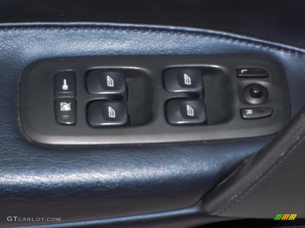 2004 Volvo S60 R AWD Controls Photo #41783829