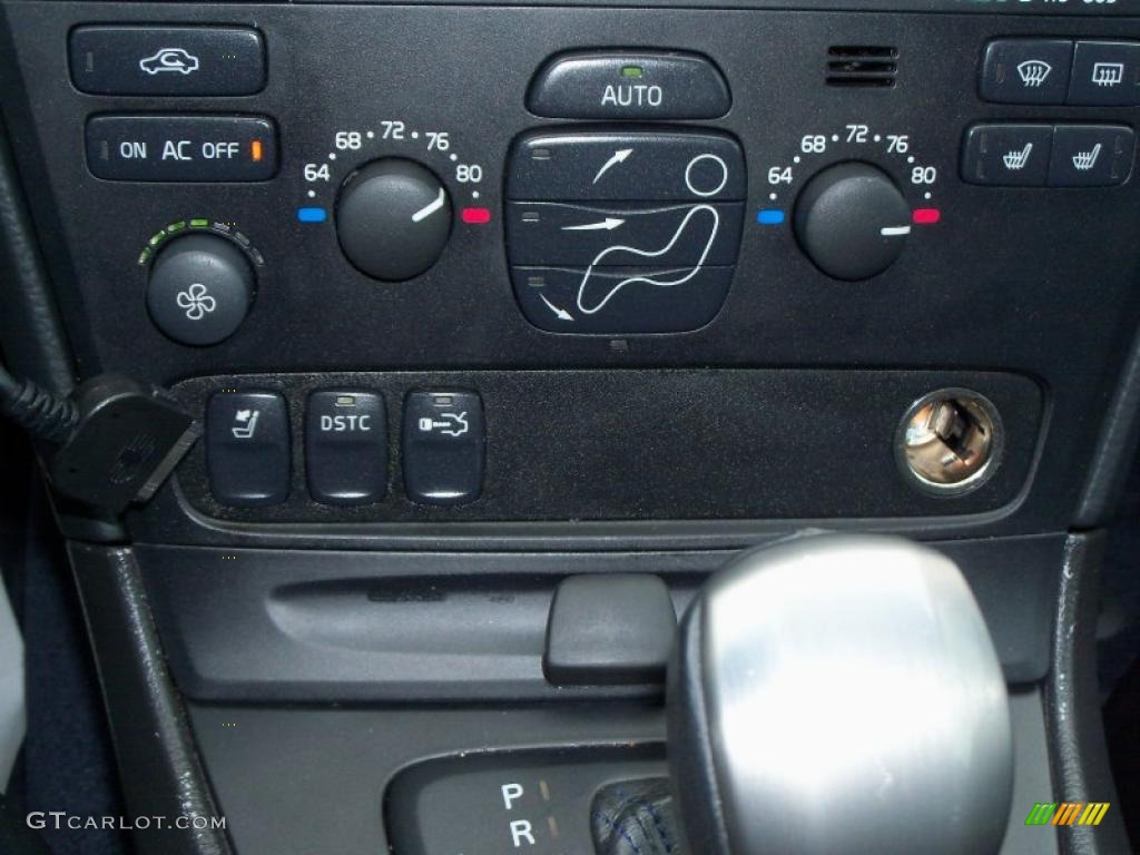 2004 Volvo S60 R AWD Controls Photo #41783997