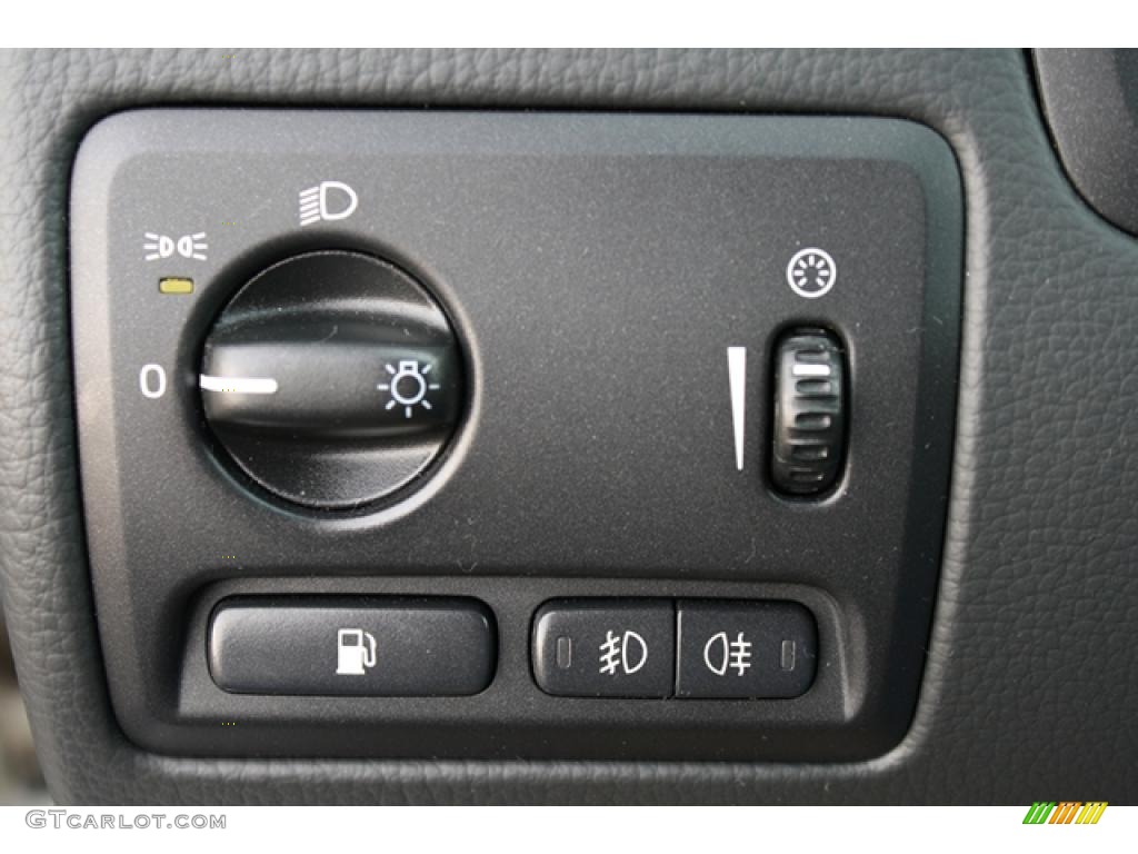 2004 Volvo S60 R AWD Controls Photo #41802399