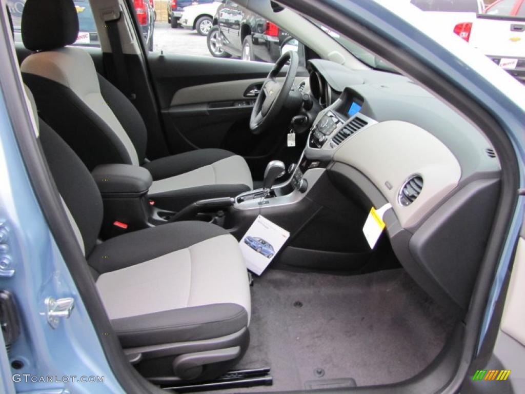 2011 Cruze LS - Ice Blue Metallic / Jet Black/Medium Titanium photo #12