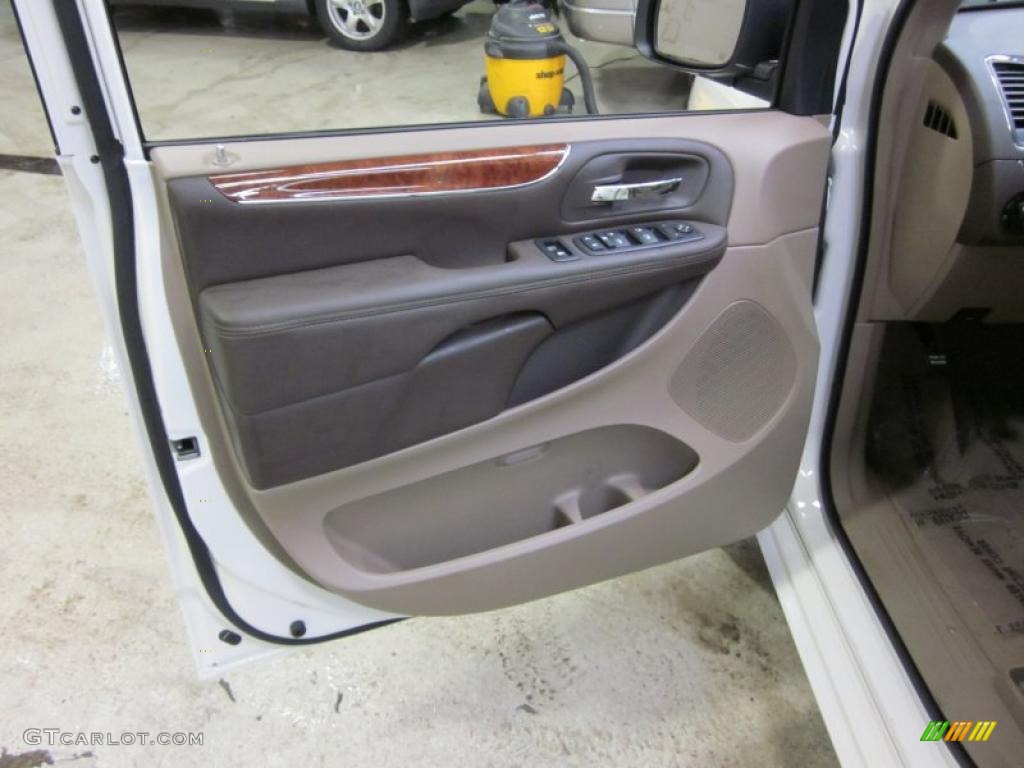 2011 Chrysler Town & Country Touring - L Dark Frost Beige/Medium Frost Beige Door Panel Photo #41803787