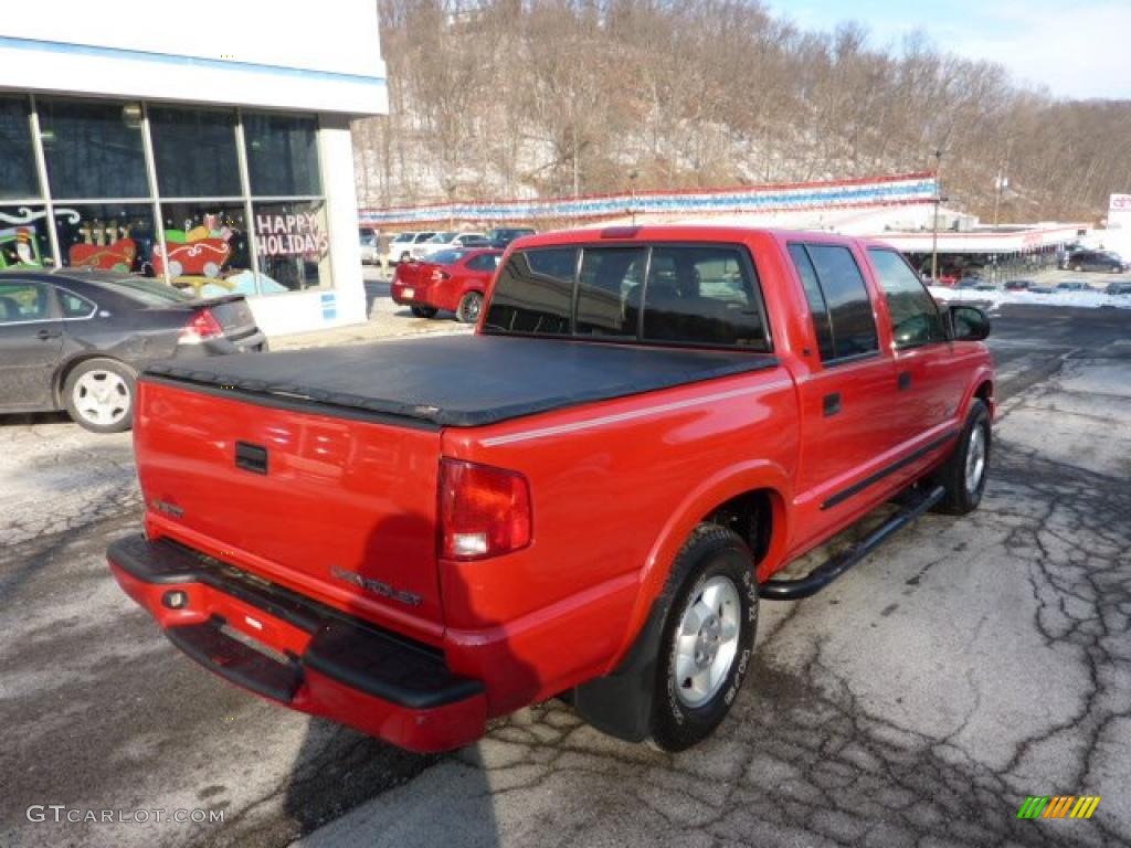 2003 S10 LS Crew Cab 4x4 - Victory Red / Graphite photo #2