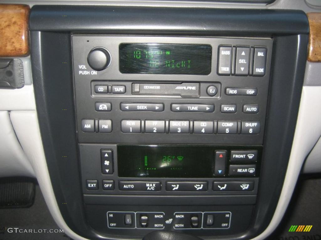 2002 Lincoln Continental Standard Continental Model Controls Photo #41819251