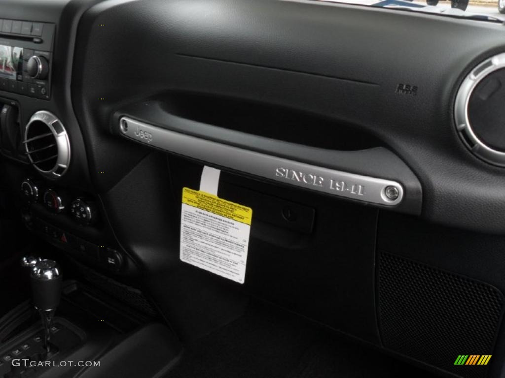 2011 Wrangler Sahara 4x4 - Cosmos Blue / Black photo #19