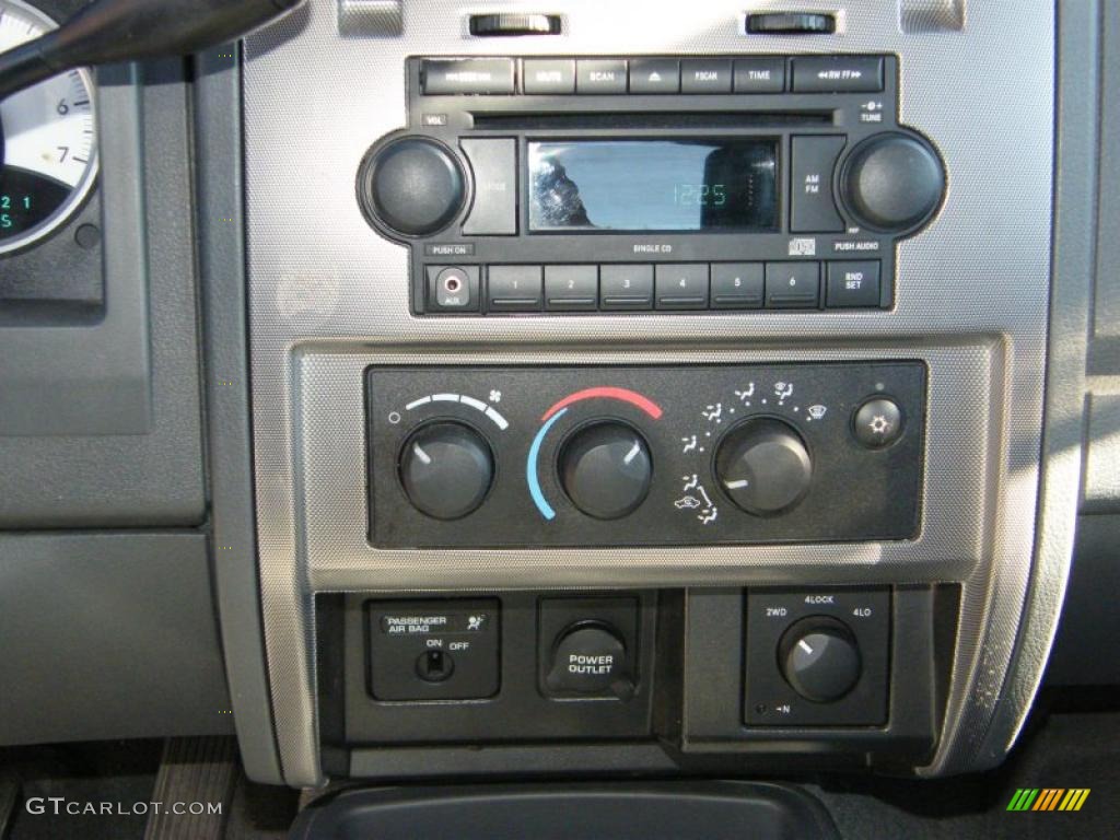 2006 Dodge Dakota SLT Club Cab 4x4 Controls Photo #41856786