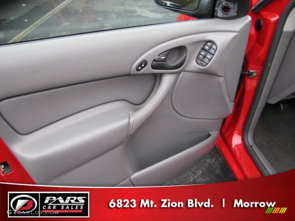 2004 Focus ZTS Sedan - Infra-Red / Medium Graphite photo #7