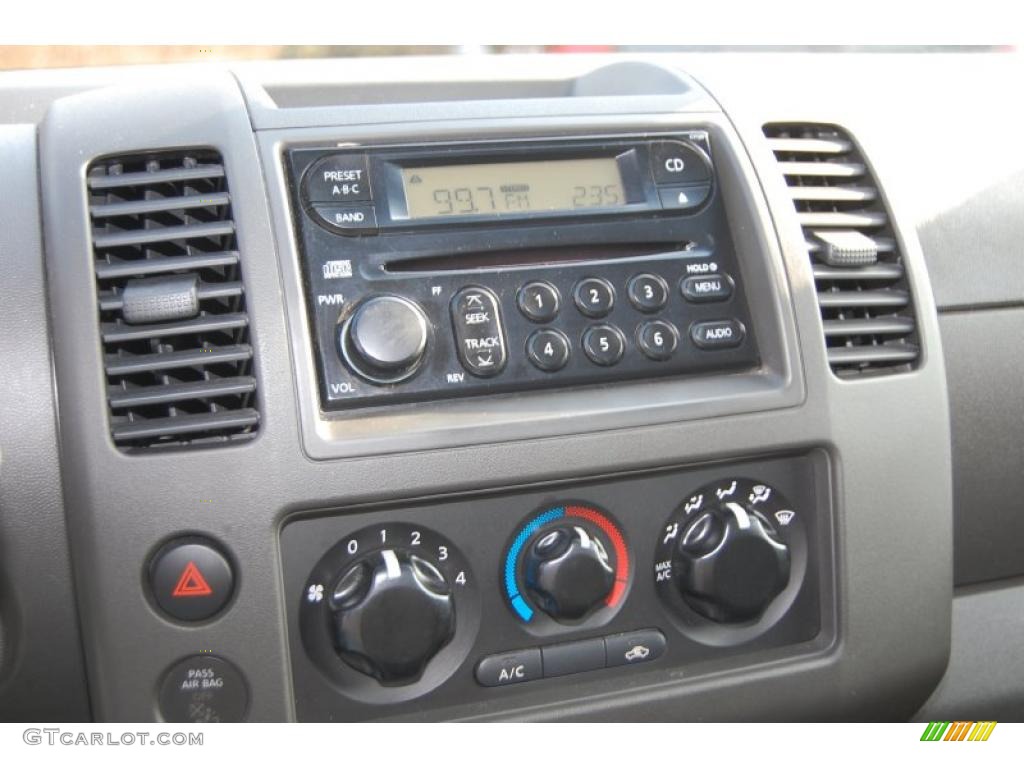 2007 Nissan Frontier SE King Cab Controls Photo #41869173