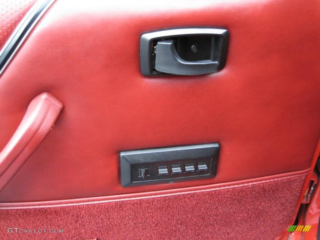 1986 Ford Mustang GT Convertible Controls Photo #41873086