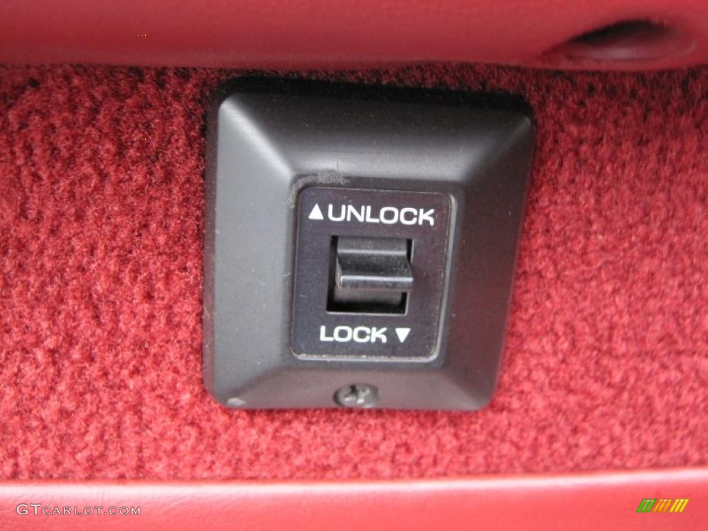 1986 Ford Mustang GT Convertible Controls Photo #41873250