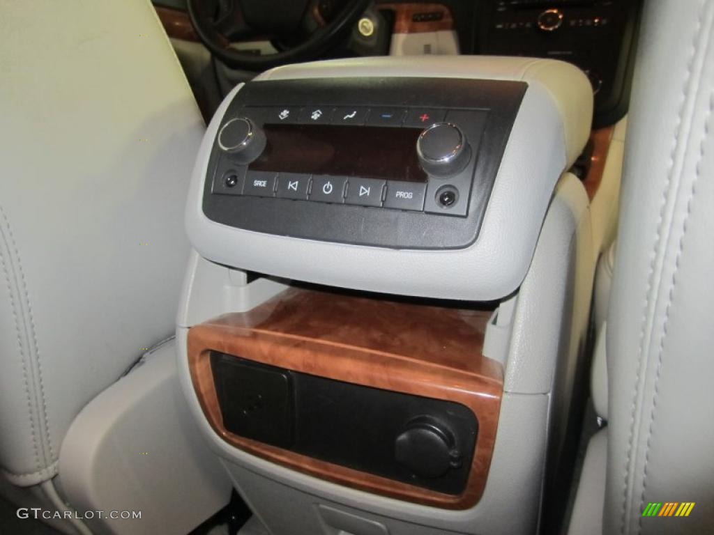 2007 Saturn Outlook XR AWD Controls Photo #41879586