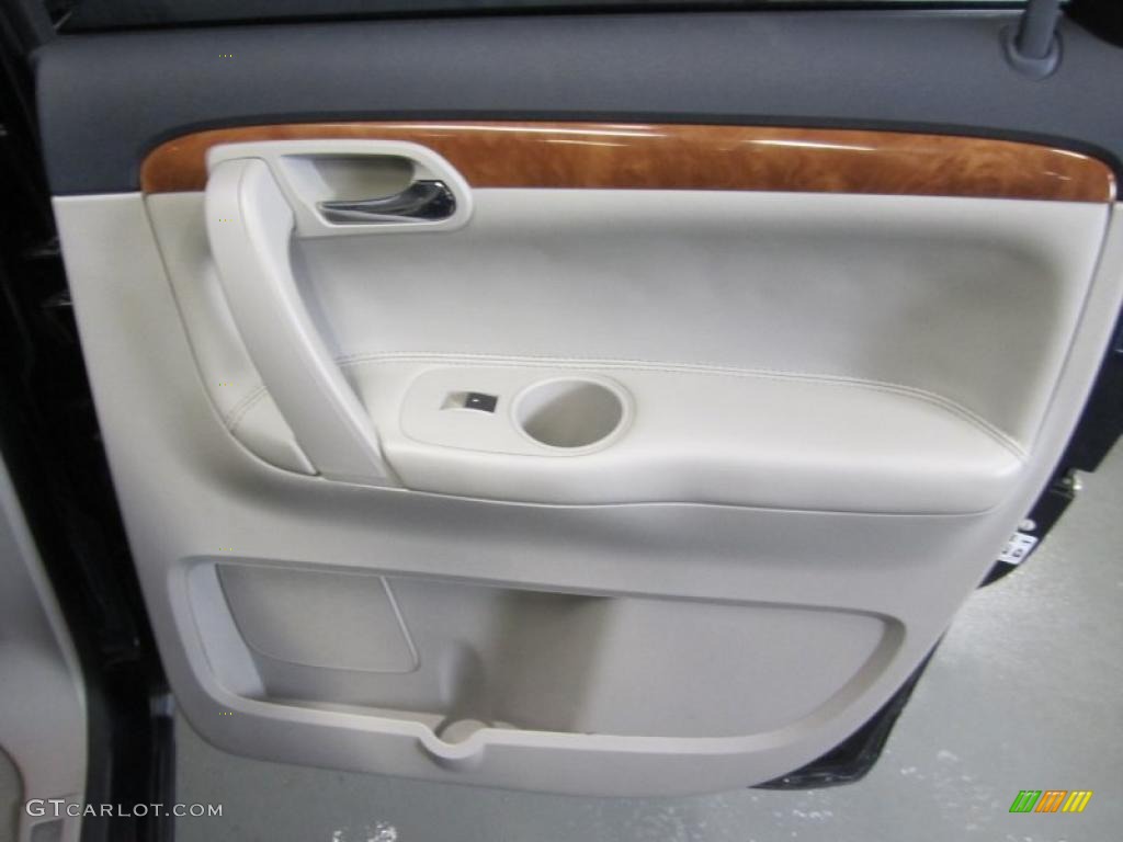 2007 Saturn Outlook XR AWD Gray Door Panel Photo #41879602