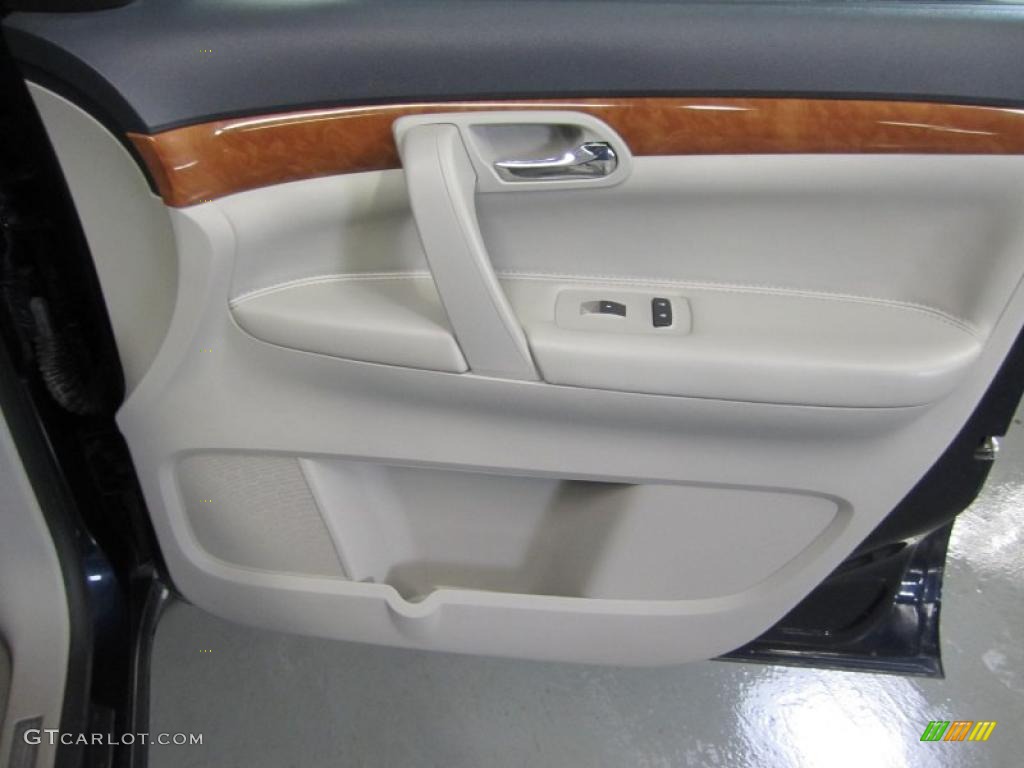 2007 Saturn Outlook XR AWD Gray Door Panel Photo #41879634