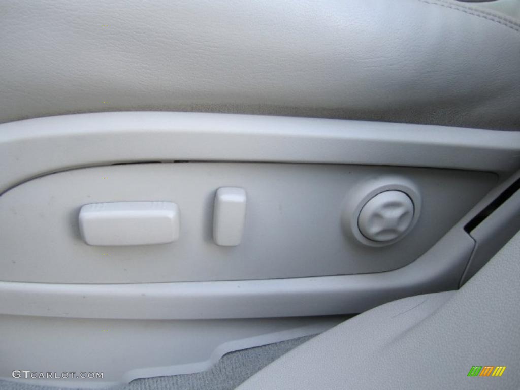 2007 Saturn Outlook XR AWD Controls Photo #41879662