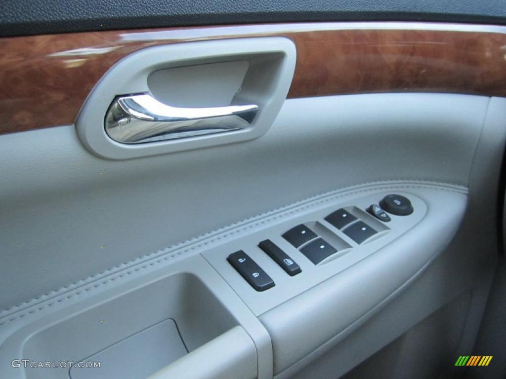 2007 Saturn Outlook XR AWD Controls Photo #41879678