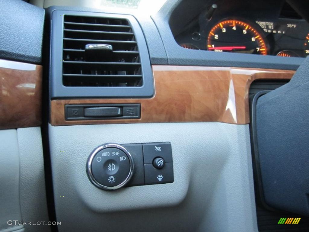 2007 Saturn Outlook XR AWD Controls Photo #41879694