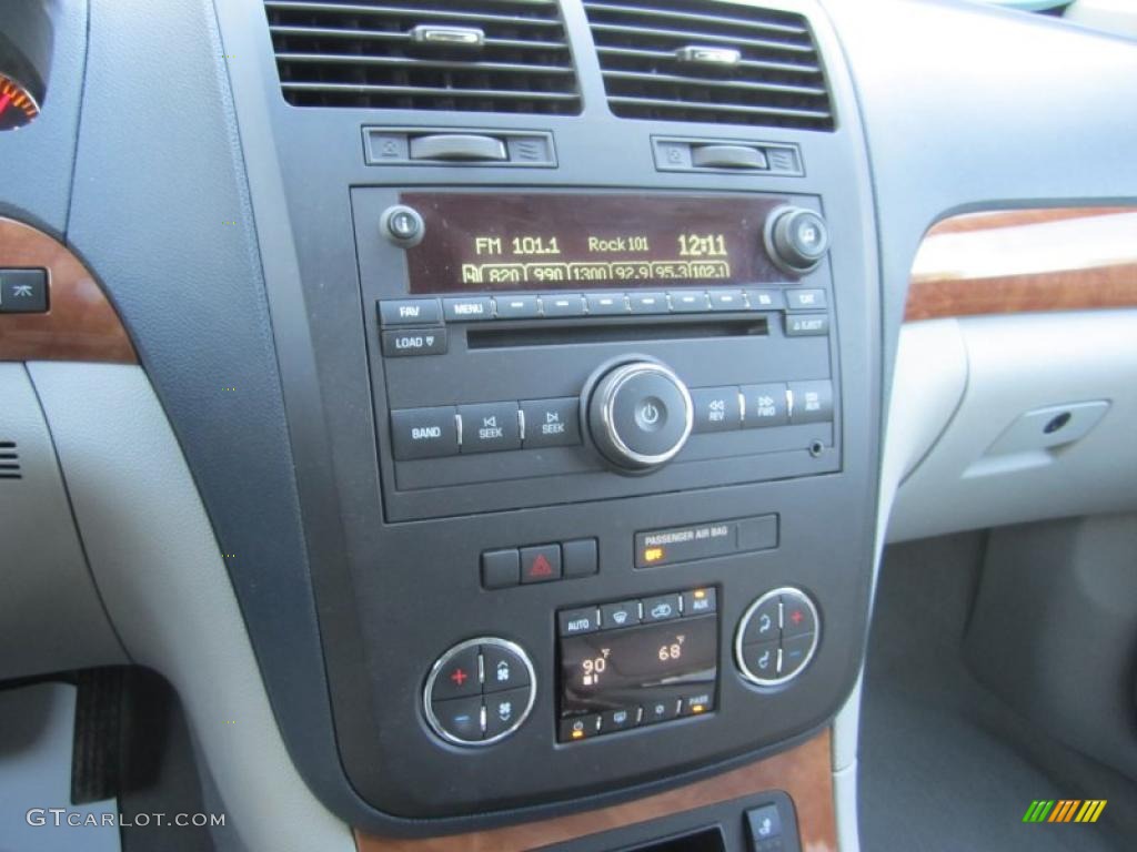 2007 Saturn Outlook XR AWD Controls Photo #41879766