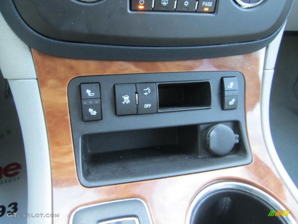 2007 Saturn Outlook XR AWD Controls Photo #41879782