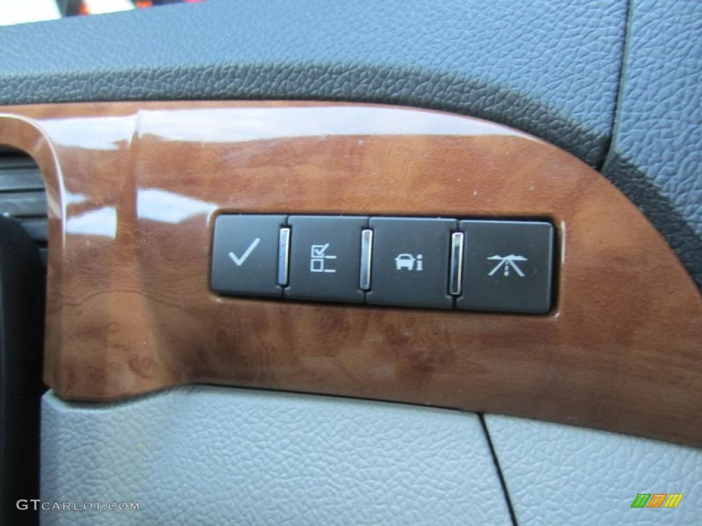 2007 Saturn Outlook XR AWD Controls Photo #41879798