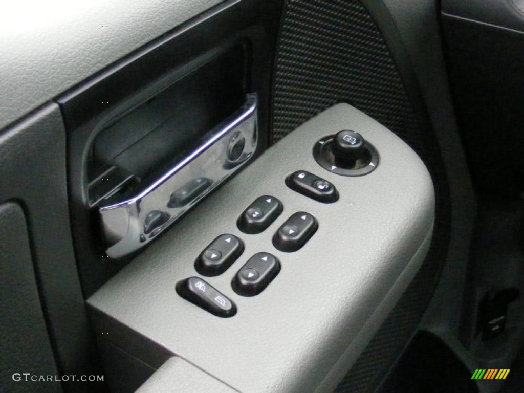 2004 Ford F150 XLT SuperCrew Controls Photo #41902252